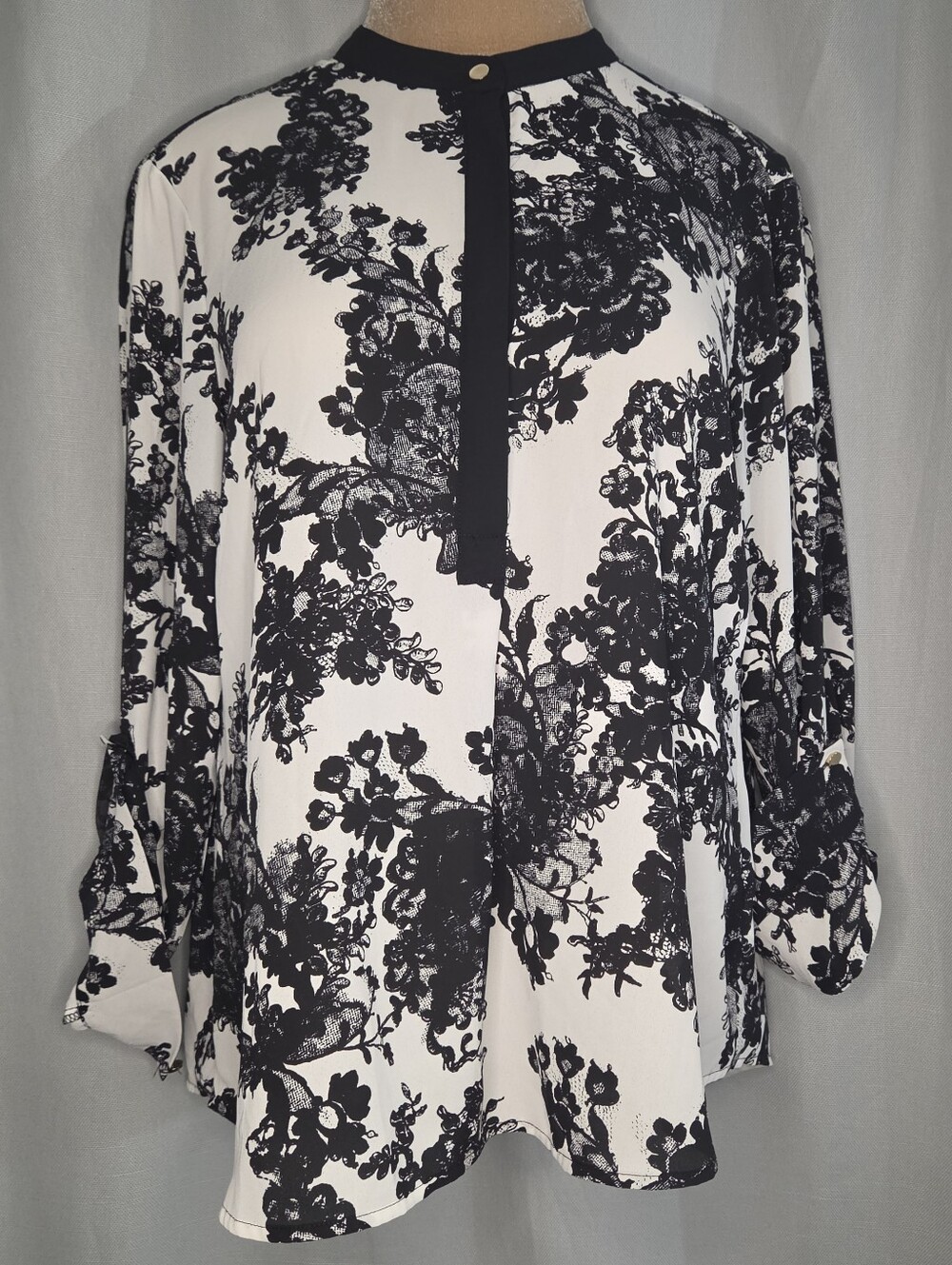 Coldwater Creek Black & White Floral Split-Neck Blouse with Contrast Trim Size M